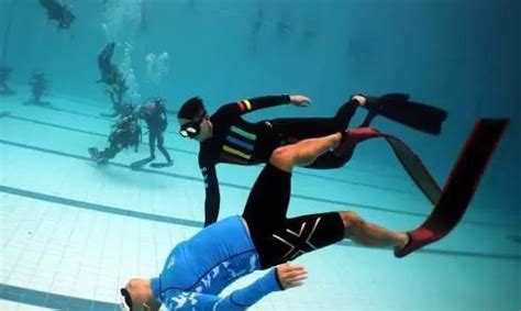 海底潜泳的潜水员高清图片下载-正版图片600910524-摄图网