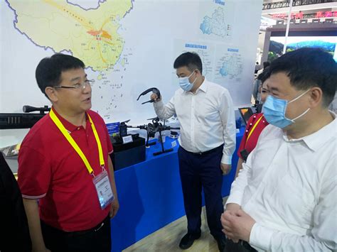 副省长魏建锋在丝博会上参观公司产品_西安天和防务技术股份有限公司