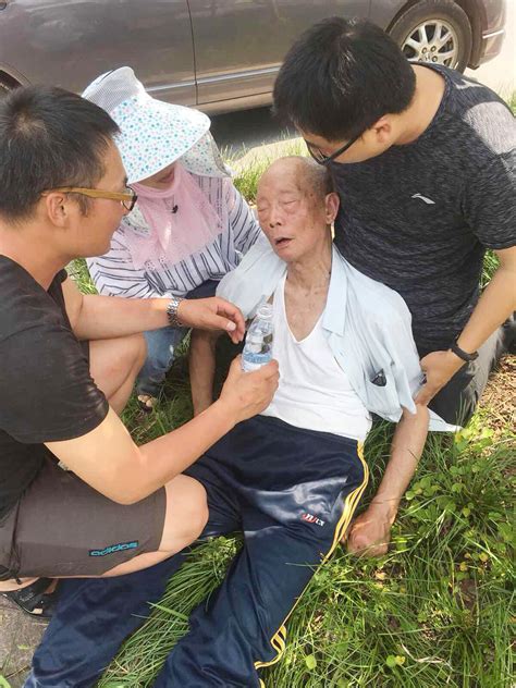 初中女生为救老人被打崩两颗牙，获见义勇为奖励_凤凰网视频_凤凰网