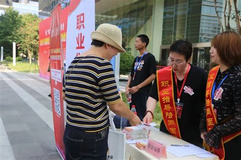 2000余人现场求职、9万名求职者观看直播……这场招聘会可谓是雪中送炭