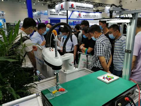 青岛六合焊接，青岛海泰科机器人，工业机器人，焊接机器人，机器人自动化生产，博览会