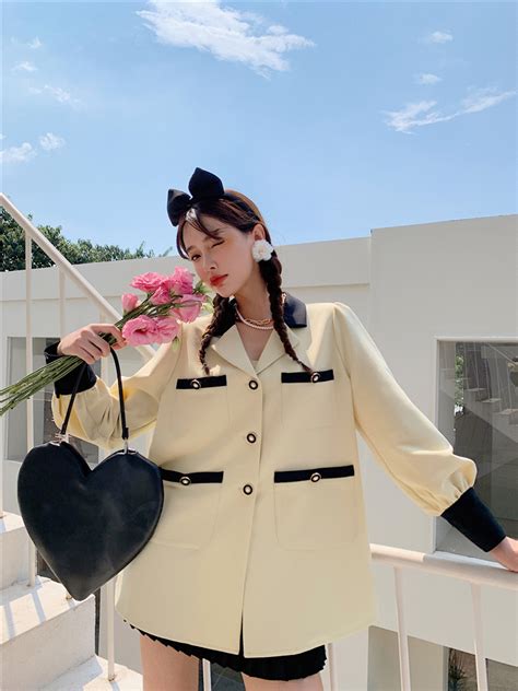 西装衬衣甜美女生头像