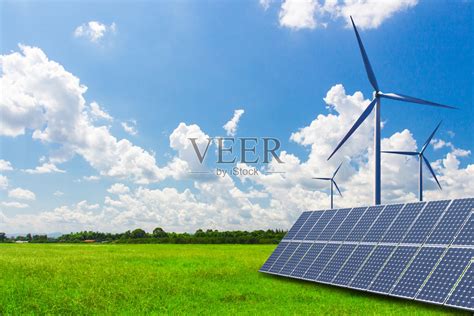 太阳能和风能在广阔的草原上，解决未来能源短缺的新能源照片摄影图片_ID:318093831-Veer图库