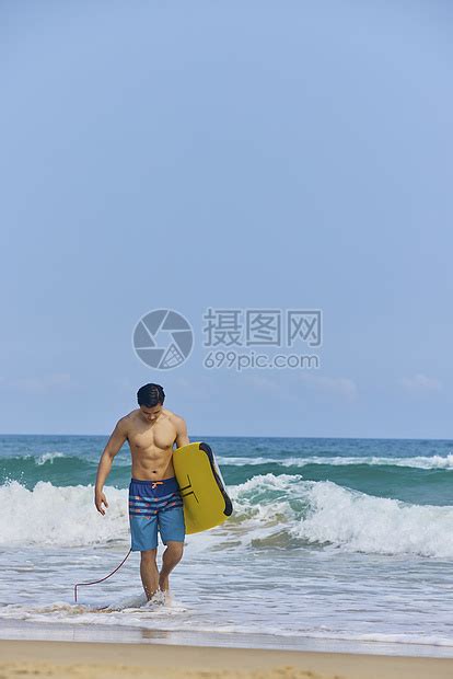 夏日海边冲浪男生高清图片下载-正版图片501743394-摄图网