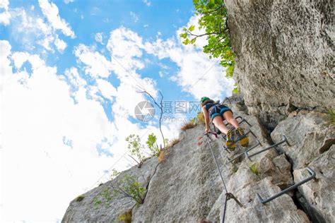 在大自然中攀爬朋友们爬到石头上女孩爬上石头高清图片下载-正版图片503518223-摄图网