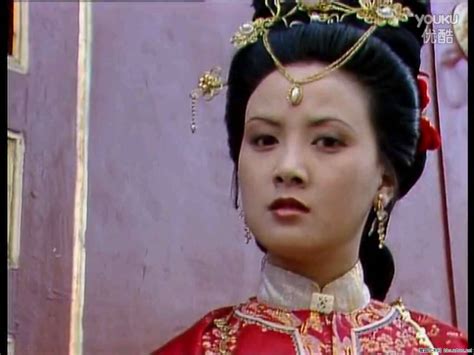 红楼梦：王熙凤的服饰里，藏着她的性格、人品和命运 - 知乎