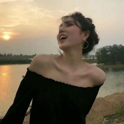 女生头像露肩锁骨温柔