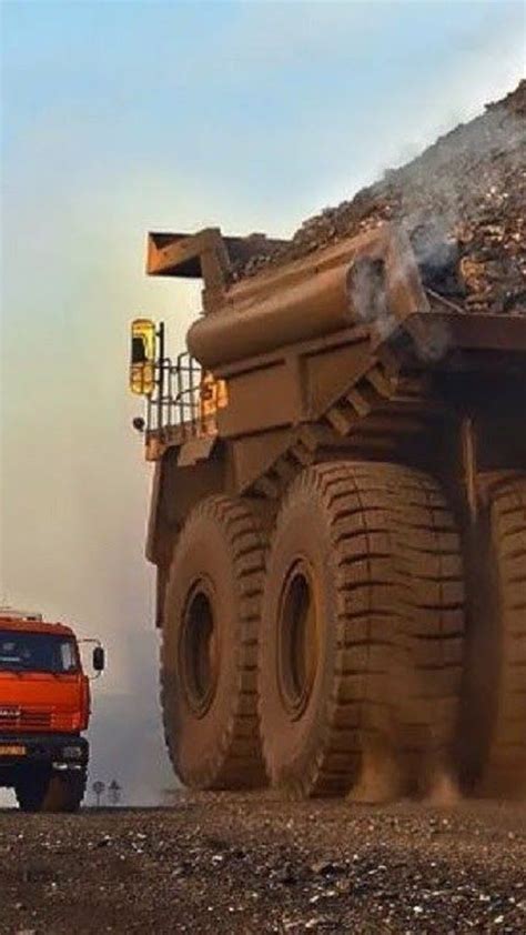 露天煤矿一次购进近百辆巨型卡车_汽车频道_凤凰网
