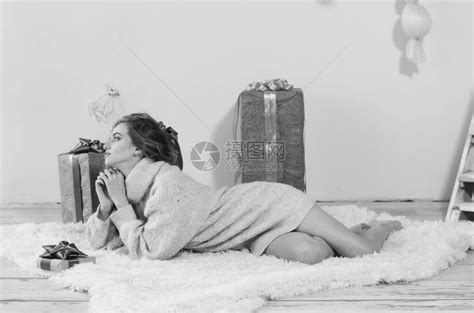 年轻漂亮的女子在家等待高清图片下载-正版图片506396078-摄图网