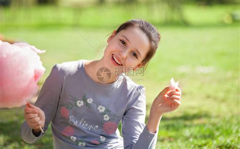 在公园吃棉花糖的小女孩高清图片下载-正版图片505236431-摄图网