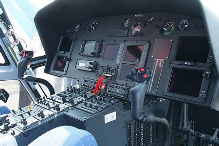 直升机驾驶舱的操纵杆高清图片下载-正版图片300134398-摄图网