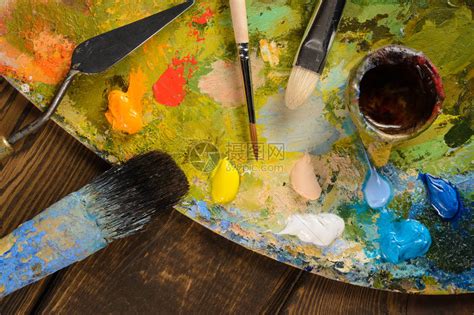 粉彩绘画刷子艺术材料家在木制桌上刷画高清图片下载-正版图片307531130-摄图网