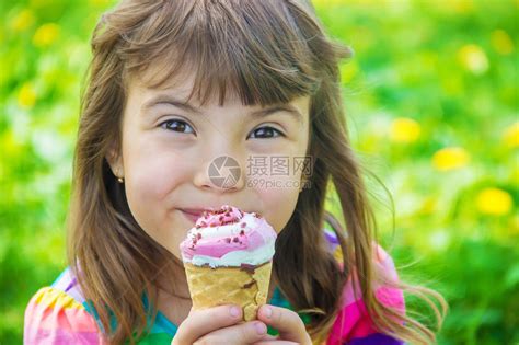 孩子吃冰淇淋高清图片下载-正版图片505242329-摄图网