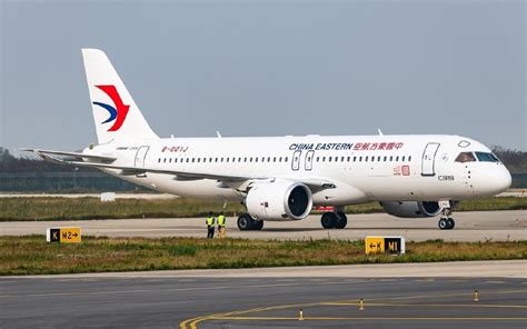 东航首架C919客机飞抵扬泰机场 进行正式载客前飞行训练_荔枝网新闻