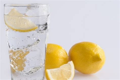 柠檬片泡水的4大禁忌，柠檬片泡水的正确方法 - 桔子时尚网