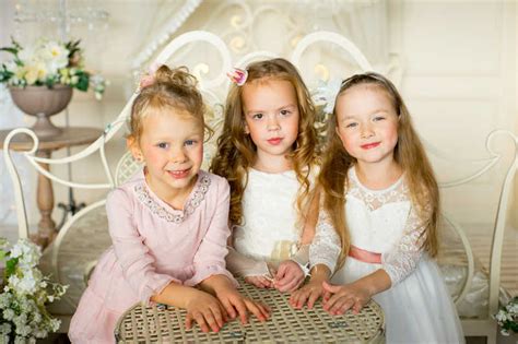 三个小女孩图片-三个可爱小公主素材-高清图片-摄影照片-寻图免费打包下载