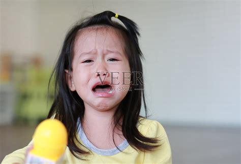 小女孩哭着，泪流满面。照片摄影图片_ID:159083943-Veer图库