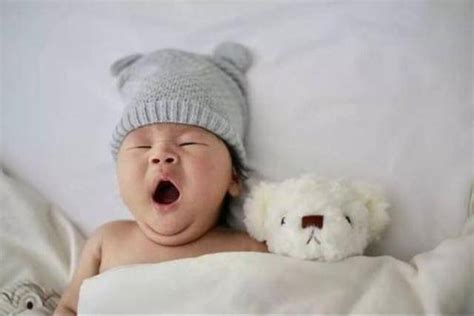 新生宝宝睡觉总爱哼唧？不安稳的原因多半是这几点，宝妈要多了解_睡眠