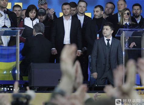 乌克兰总统候选人邀现任总统一同下跪_手机凤凰网