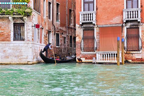 威尼斯,美丽浪漫的意大利城市海上与伟大的运河贡多拉斯高清图片下载-正版图片300558684-摄图网
