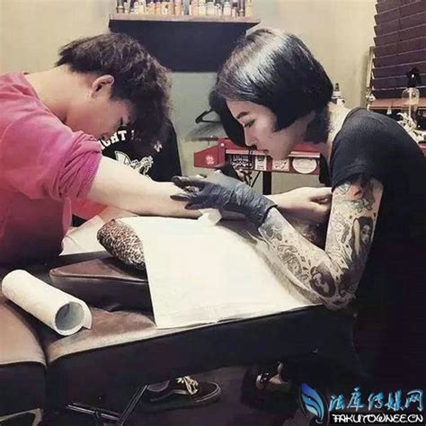 最美女纹身师颜值爆表，中国纹身的人为什么越来越多？_法库传媒网