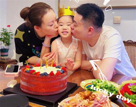 张雪峰直播亲自下厨为女儿庆生，旁边的老婆含羞捂脸躲藏_腾讯视频