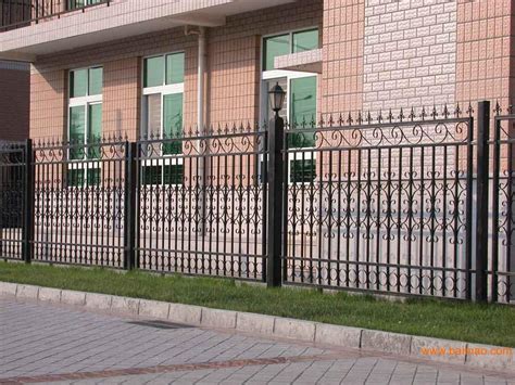 欧式铁艺围墙 庭院铁艺护栏 景区隔离栏杆体育场定制 阳台护栏-阿里巴巴