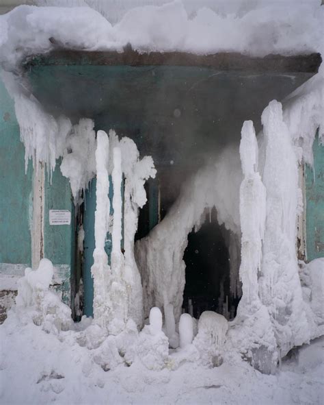 冰封的外墙 | 俄罗斯最冷的城市之一沃尔库塔的冬天__财经头条