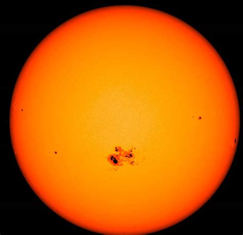 太阳黑子有多大？常见的黑子直径都大于地球_活动