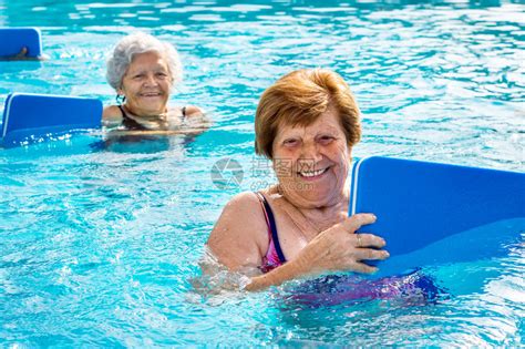 在户外游泳池里做水管健身的两名高龄女子高清图片下载-正版图片502880610-摄图网
