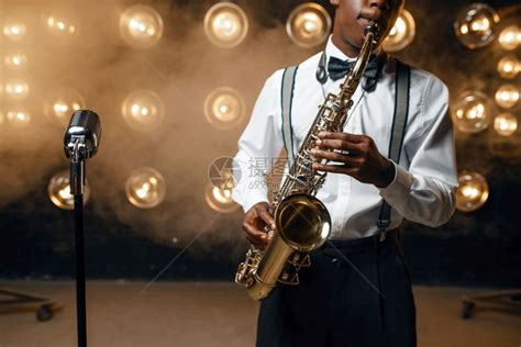 黑人爵士乐演员在舞台上奏萨克斯风高清图片下载-正版图片302541754-摄图网