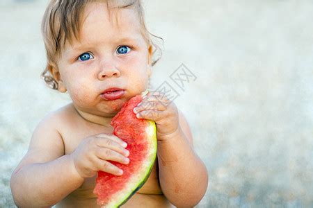 儿童吃西瓜小吃乐趣女孩甜点饮食孩子营养童年果汁种子高清图片下载-正版图片321668501-摄图网