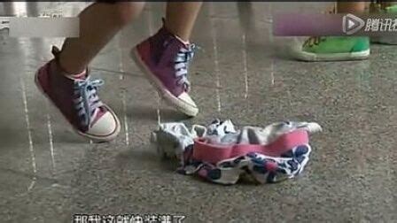 女教师脱高跟鞋打小学生，警方调查_河南梨-梨视频官网-Pear Video