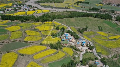 中外记者脱贫攻坚新闻发布与主题采访西藏行之林芝市工布江达县错高乡结巴村