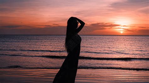 夕阳下的女性背影高清图片下载-正版图片500661100-摄图网