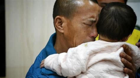1岁女童离奇死亡：身上30处针孔 母亲怀疑孩子遭第三者虐待_凤凰网