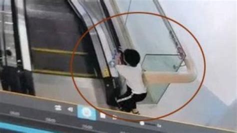 南京一男童攀爬商场扶梯，从2楼坠落_凤凰网视频_凤凰网