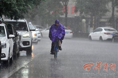 西安城南突降大雨 市民躲闪不及“被降温”|天桥|大雨|西安市_新浪新闻