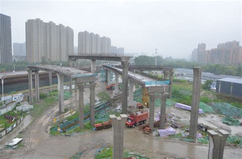 北京这处铁路涵洞被堵，600米路绕行变2公里！孩子爬坡上学 | 北晚新视觉