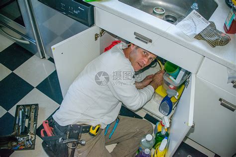 工人修理厨房水管高清图片下载-正版图片501851586-摄图网
