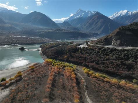 秋冬之交 西藏雅鲁藏布大峡谷尽显换季之美_荔枝网新闻