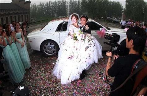 结婚抱不动新娘招数有哪些 新娘下车是抱还是走路_客厅装修大全
