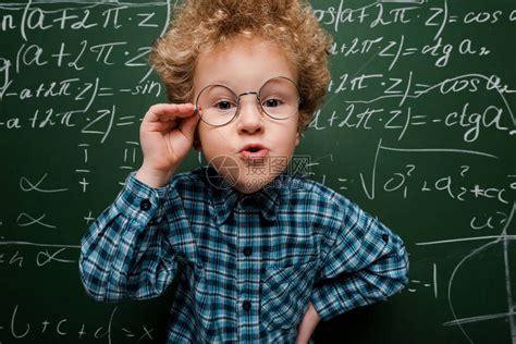 聪明的孩子触摸眼镜手站在黑板高清图片下载-正版图片502740388-摄图网