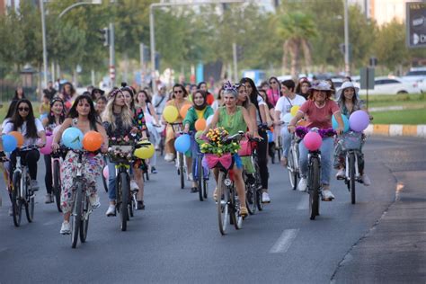 Süslü kadınlar bisiklet turuna çıktı, sokaklar rengarenk oldu