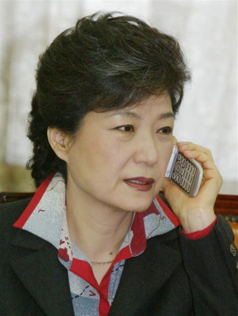 朴槿惠庭审看手机挨批 律师：就看了眼她自己的新闻_手机凤凰网