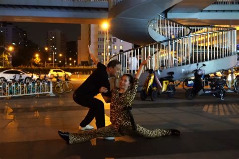 美女3人齐跳鬼步舞，经典音乐《后海酒吧》，舞步轻快活泼！_腾讯视频
