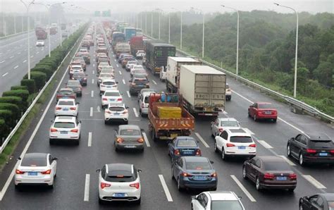 深圳有市民称高速上有4辆车并排龟速行驶，造成拥堵。_手机新浪网