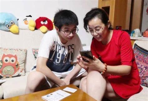 鄂州高考前母亲给孩子解压视频