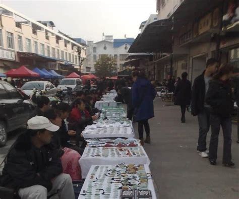 缅甸翡翠价值不菲，缅甸最大的玉石市场却像菜市场一样拥挤简陋