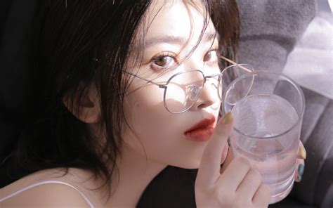 黄头发大眼镜美女手机背景图片